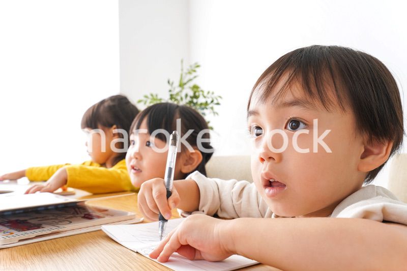 お勉強をする子どもたち
