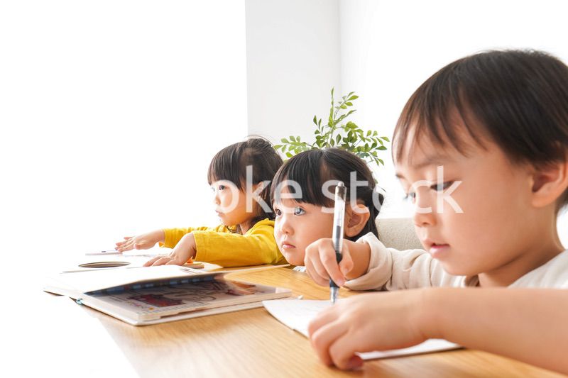 お勉強をする子どもたち