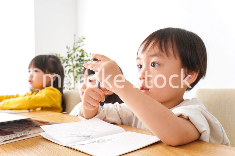 お勉強をする子どもたち