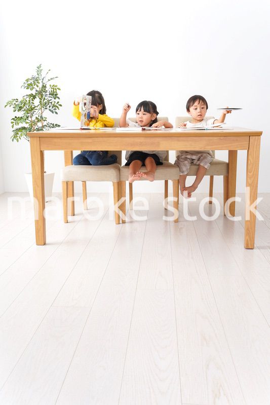 お勉強をする子どもたち