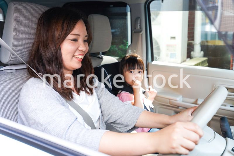 お母さんとドライブをする子ども