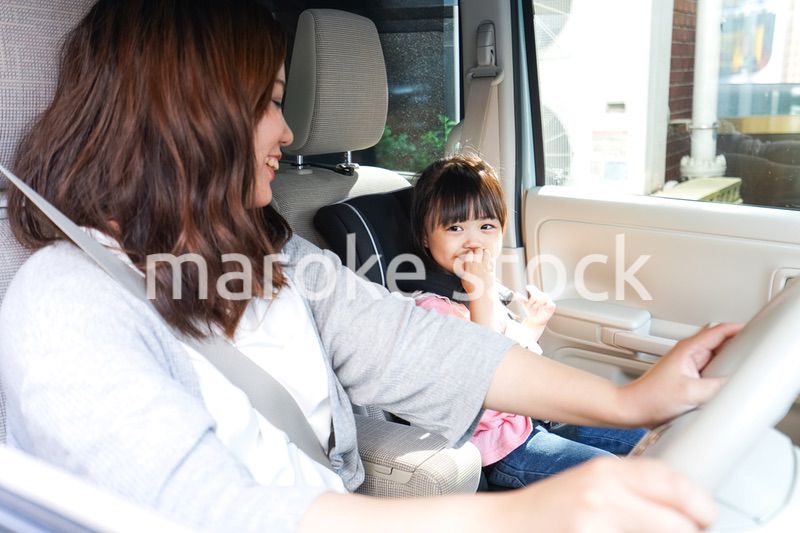 お母さんとドライブをする子ども