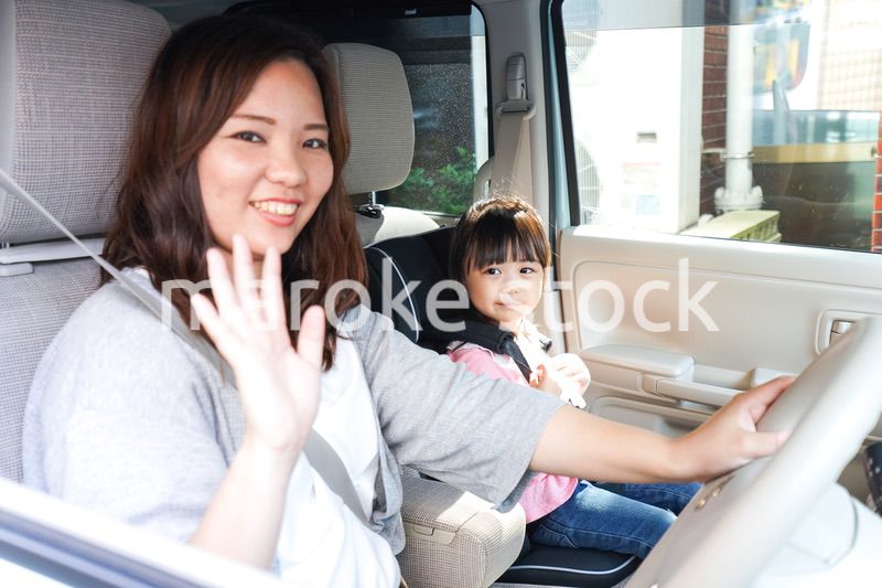 お母さんとドライブをする子ども