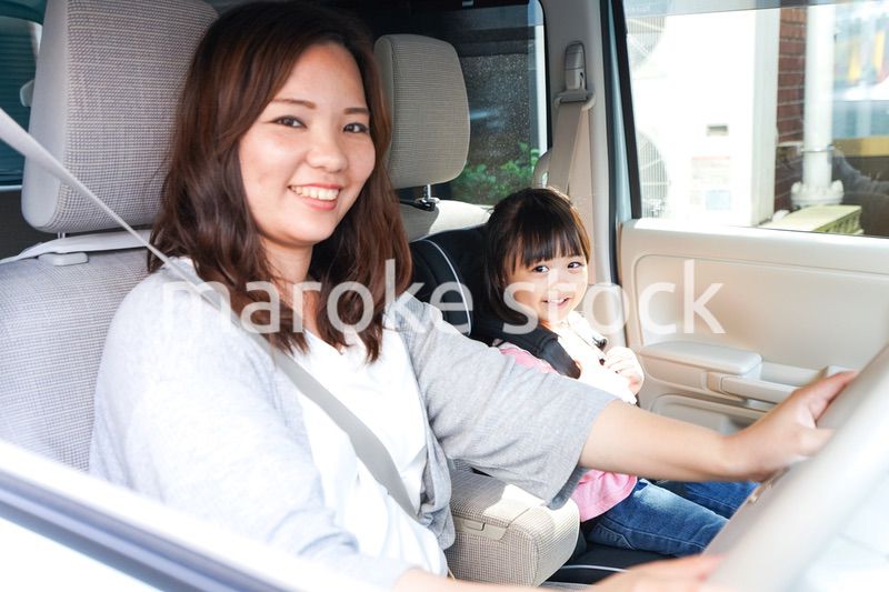お母さんとドライブをする子ども