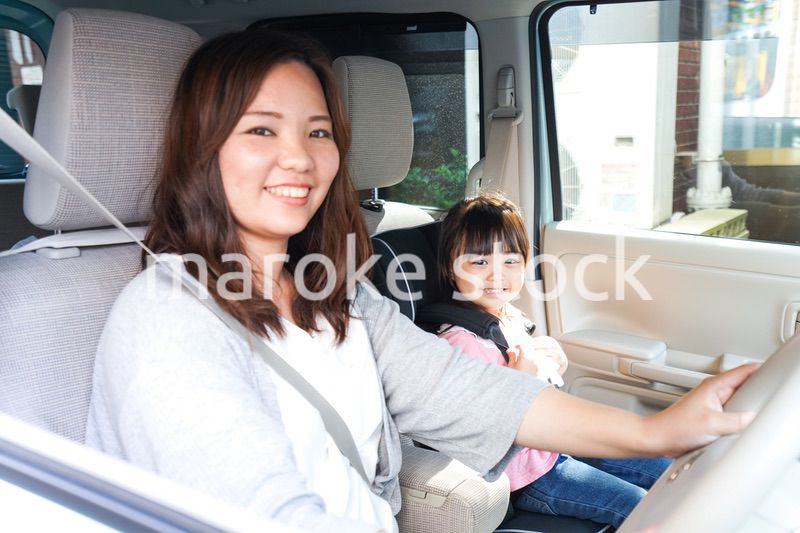 お母さんとドライブをする子ども