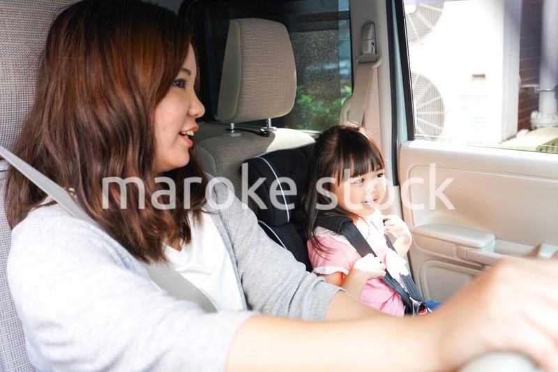 お母さんとドライブをする子ども