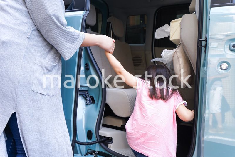 車に乗る子ども