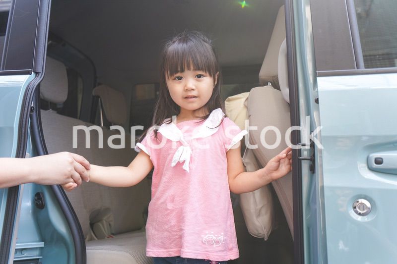 車に乗る子ども