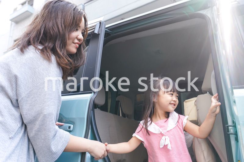 車に乗る子ども