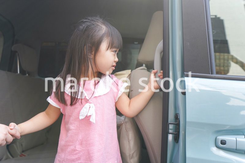 車に乗る子ども