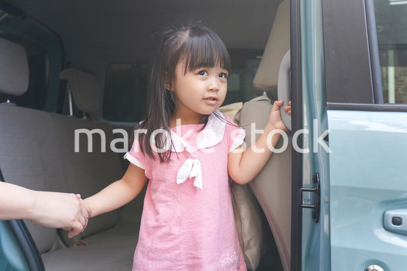 車に乗る子ども