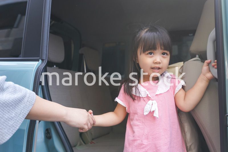 車に乗る子ども