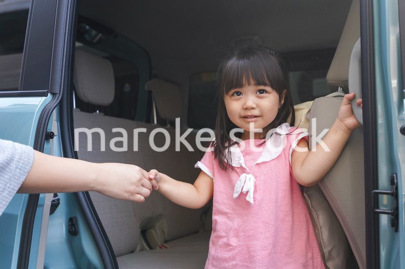 車に乗る子ども