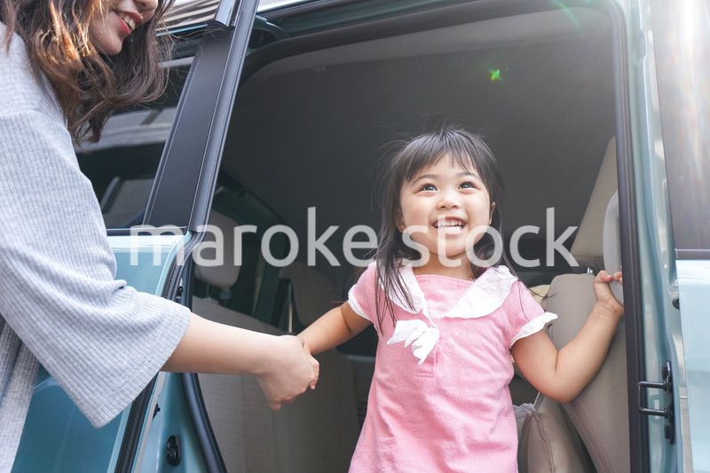 車に乗る子ども