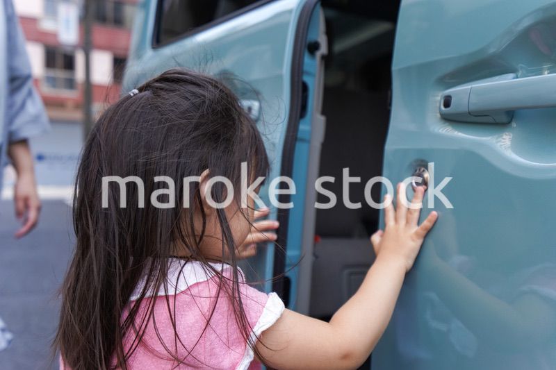 車に乗る子供