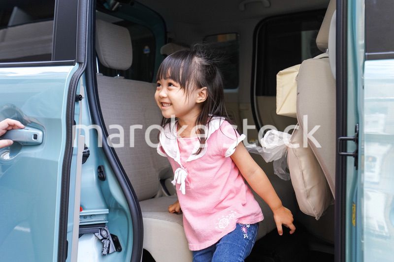 車に乗る子供