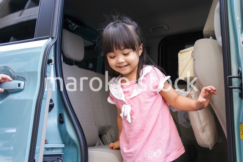 車に乗る子供
