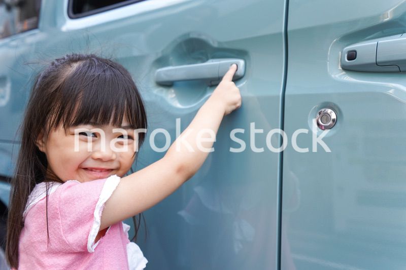 車に乗る子供