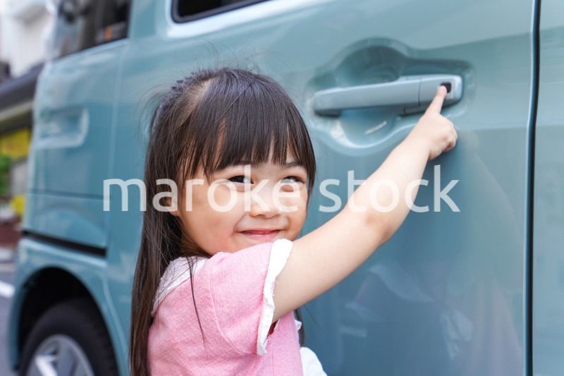 車に乗る子供