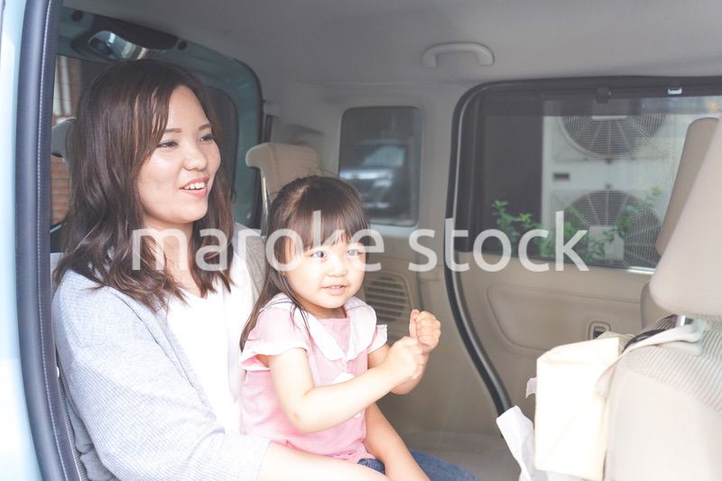 車に乗る子ども