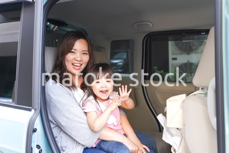 車に乗る子ども