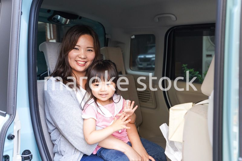 車に乗る子ども