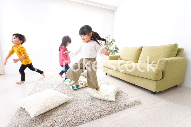 家で遊ぶ子どもたち