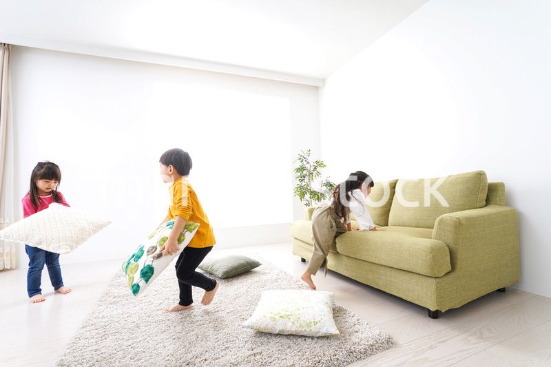 家で遊ぶ子どもたち