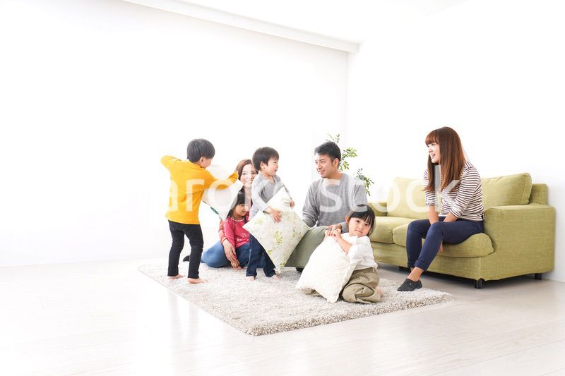 家に集まる子供とママ友・パパ友