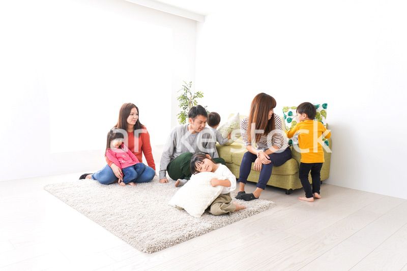 家に集まる子供とママ友・パパ友