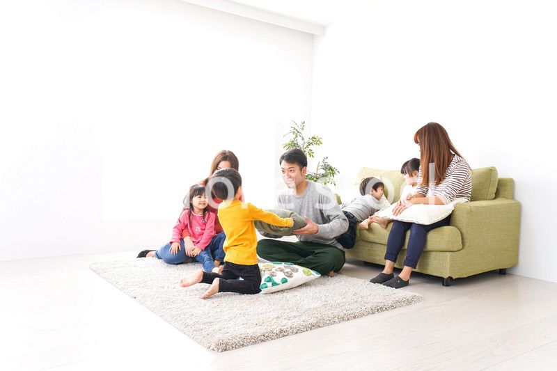 家に集まる子供とママ友・パパ友