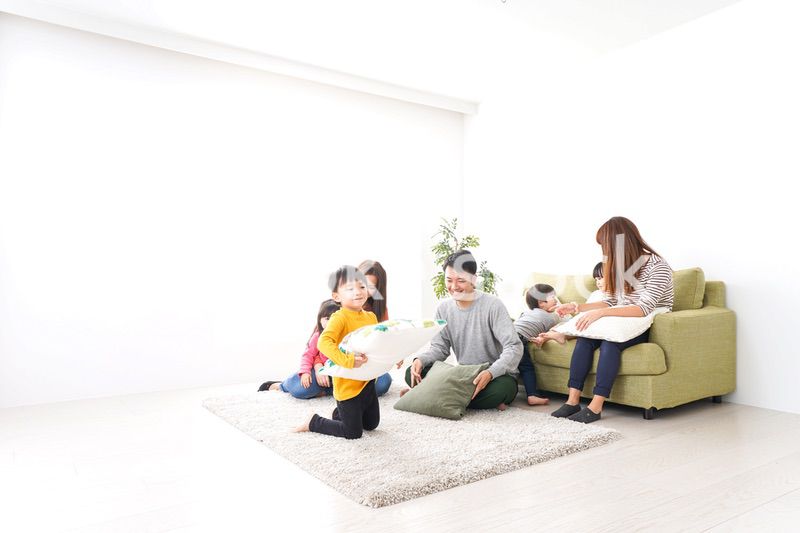 家に集まる子供とママ友・パパ友