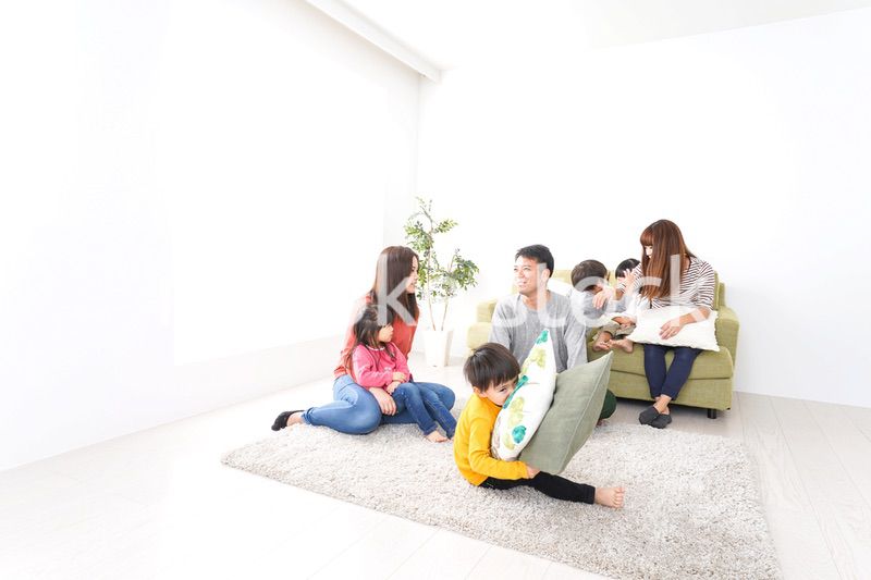 家に集まる子供とママ友・パパ友