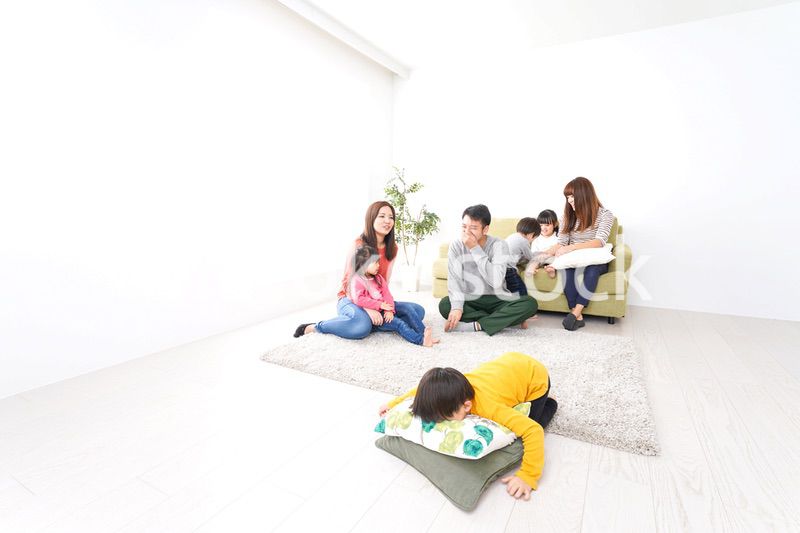 家に集まる子供とママ友・パパ友