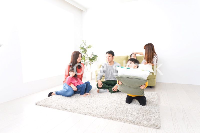 家に集まる子供とママ友・パパ友