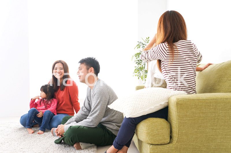 家に集まる子供とママ友・パパ友