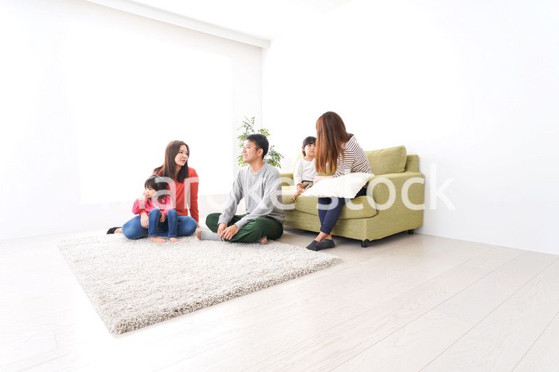 家に集まる子供とママ友・パパ友