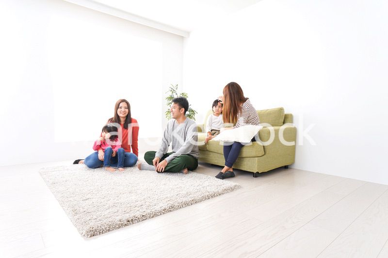 家に集まる子供とママ友・パパ友