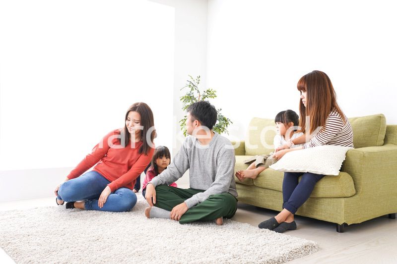 家に集まる子供とママ友・パパ友