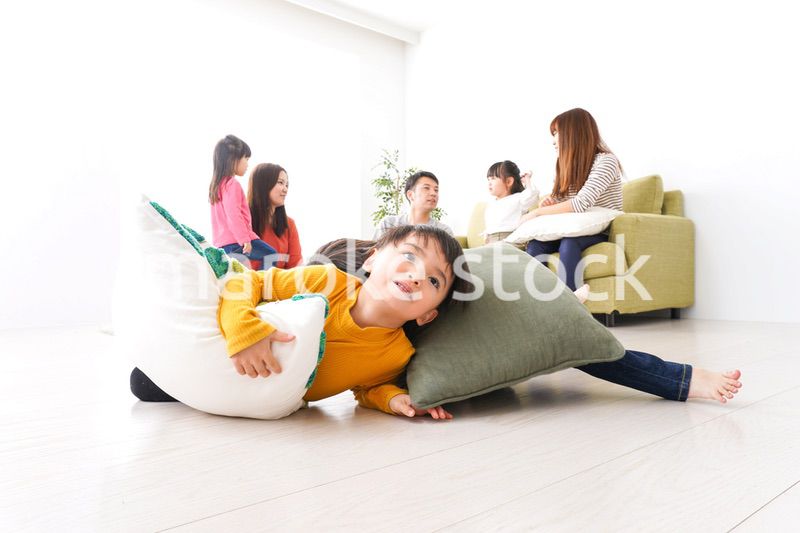 家に集まる子供とママ友・パパ友