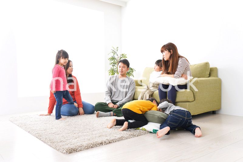 家に集まる子供とママ友・パパ友