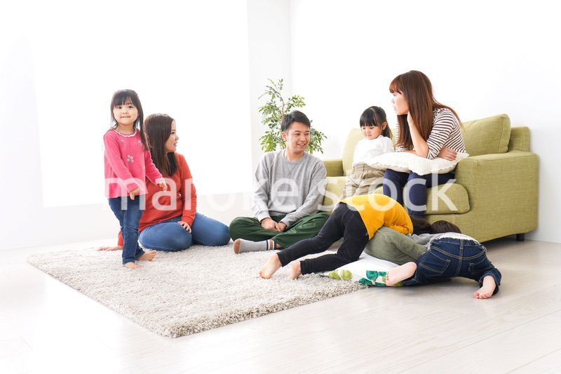 家に集まる子供とママ友・パパ友