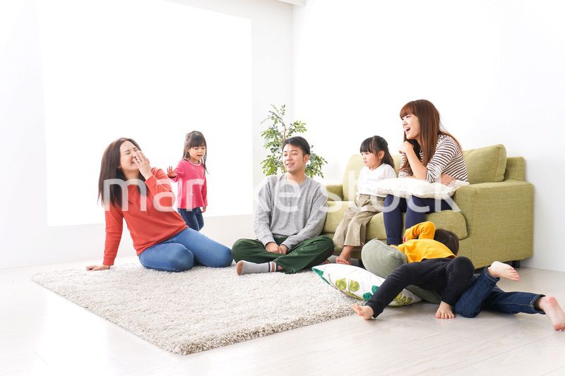 家に集まる子供とママ友・パパ友