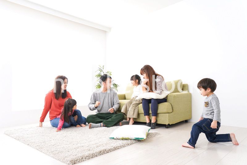 家に集まる子供とママ友・パパ友