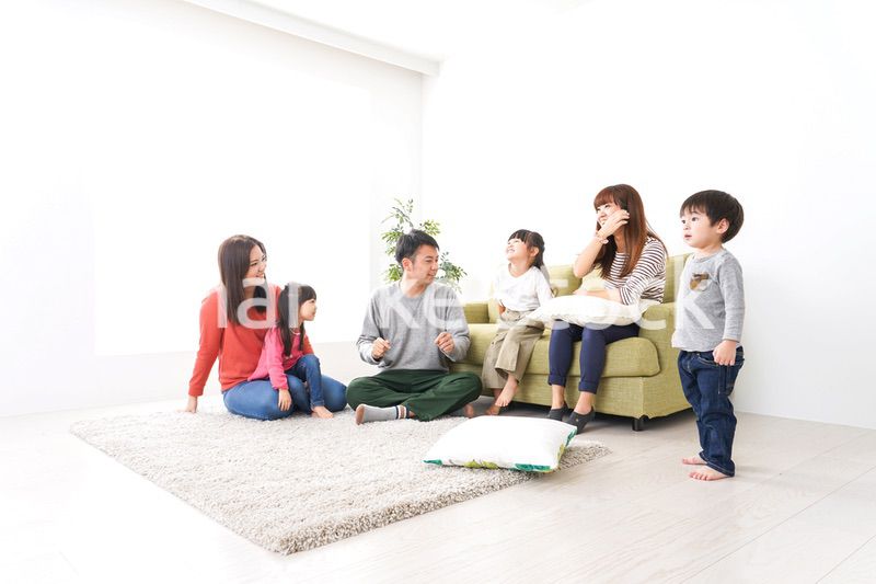 家に集まる子供とママ友・パパ友
