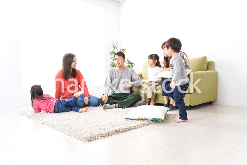 家に集まる子供とママ友・パパ友