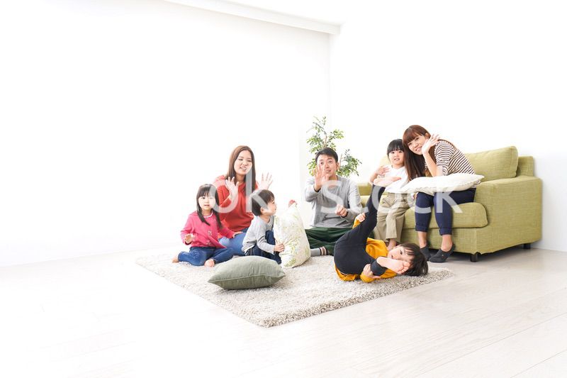 家に集まる子供とママ友・パパ友