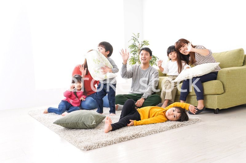 家に集まる子供とママ友・パパ友