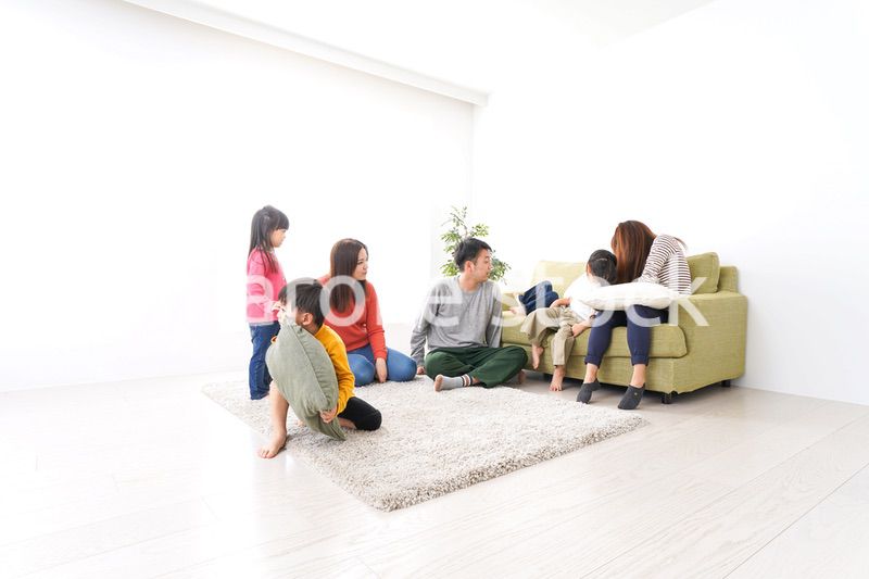 家に集まる子供とママ友・パパ友
