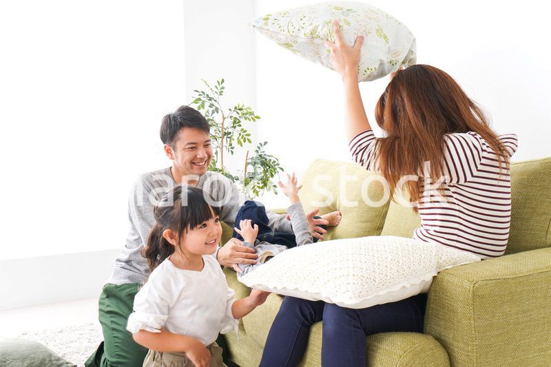 家で遊ぶ家族